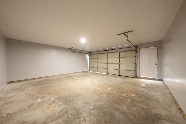 Building Photo - 2523 W Greens Rd