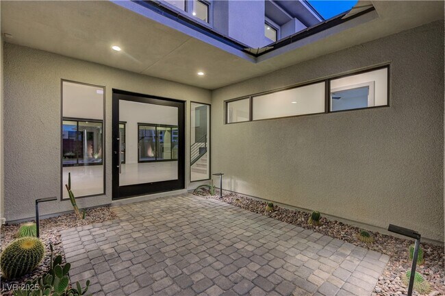 Building Photo - 68 Grey Feather Dr