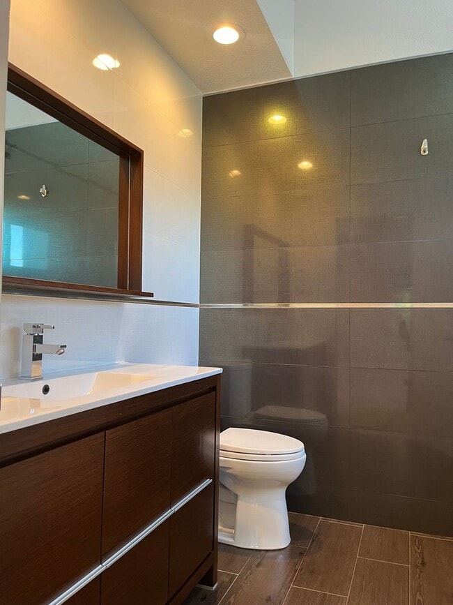 Building Photo - Modern Living Steps from Downtown Mountain View Shopping & Dining!