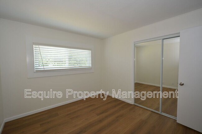 Building Photo - 283 Calle Higuera