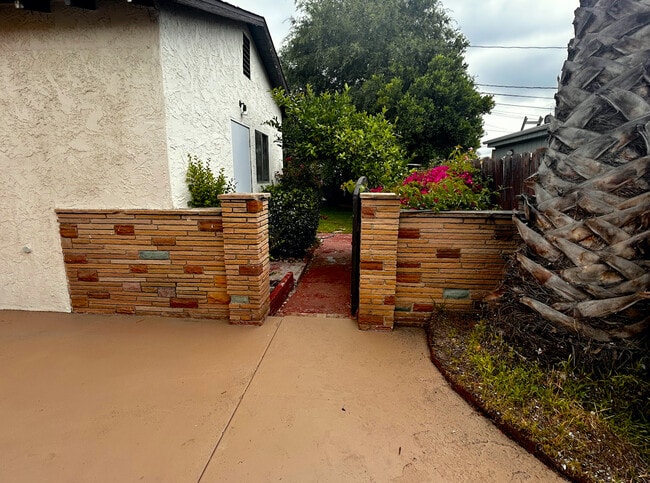 Patio - 1344 N Fairview St