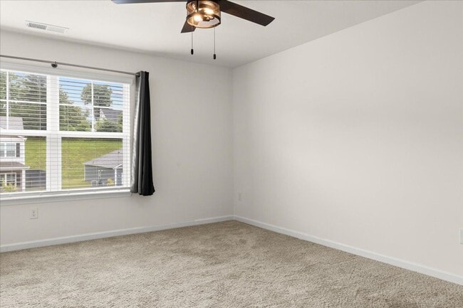 Building Photo - Modern 5 bedroom Home