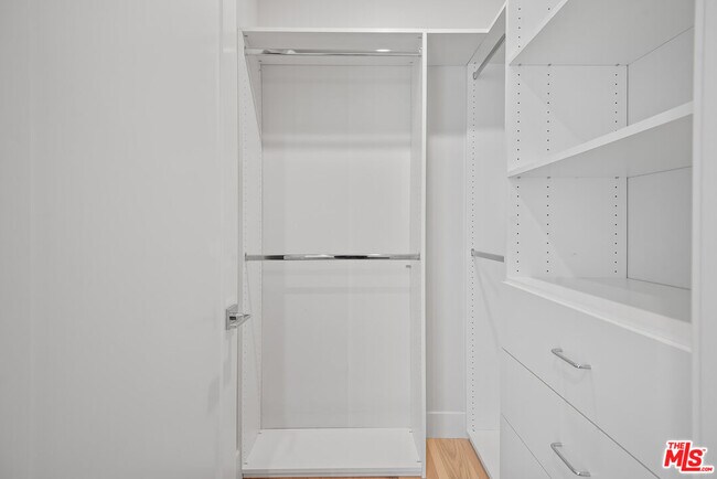 Building Photo - 3232 S Barrington Ave