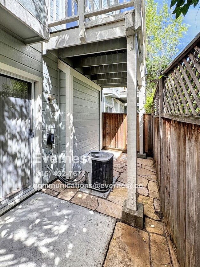 Building Photo - Lovely 2-Bedroom Townhome: Comfort and Con...