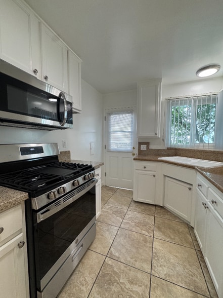 Building Photo - 1750 Grevelia St