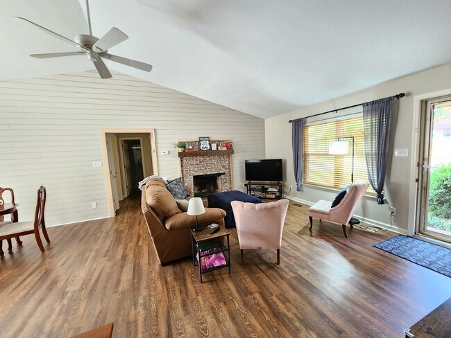 Building Photo - 3232 Fairoaks Dr