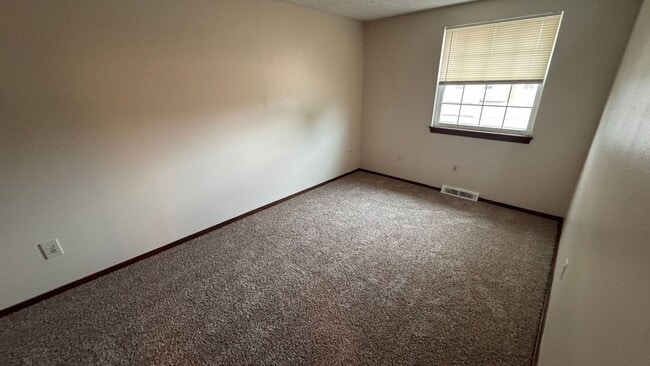 Building Photo - 3 bed 2.5 bath w/ garage, Great location off University and Dry Creek, close to Southglenn Mall a...