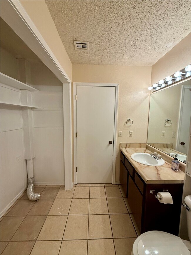 Building Photo - 930 N Century Dr