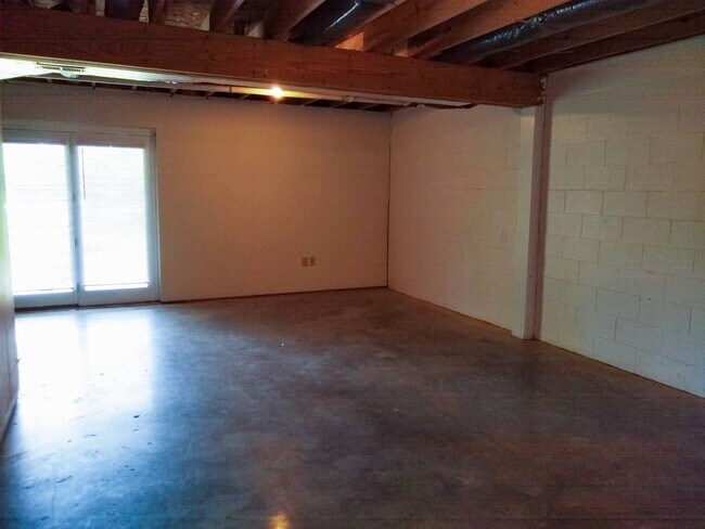 Building Photo - Allen Street