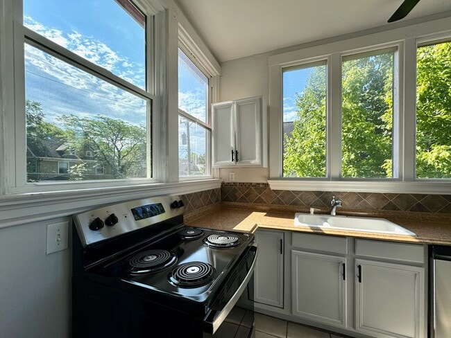 Building Photo - 301 W McMillan St