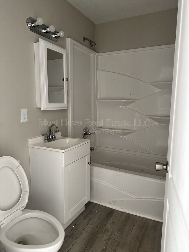 Building Photo - 347 4th St SE