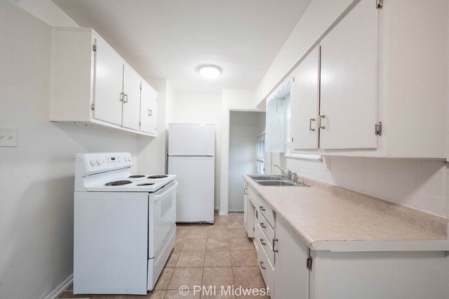 Building Photo - "Cozy 2-Bedroom Gem in Indianapolis – Your...