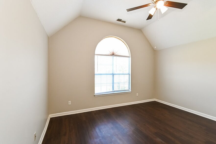 Building Photo - 1574 Far Dr