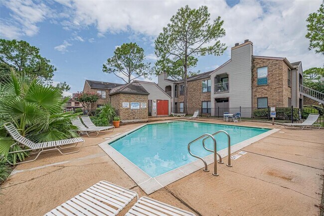 Building Photo - 2025 Augusta Dr