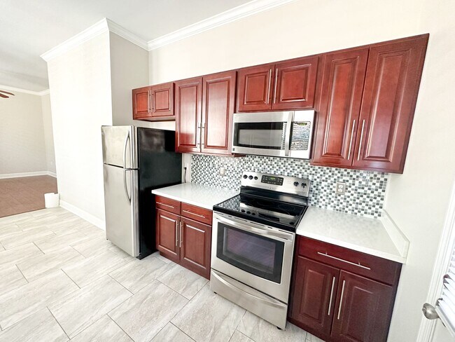 Building Photo - Uptown Rental: 2BR Duplex with Parking & Yard