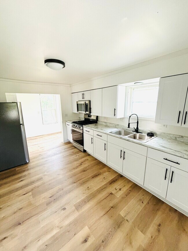 Primary Photo - 1170 Stoughton Ave