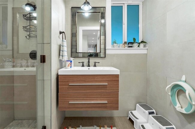 Building Photo - 1444 Mendavia Ave