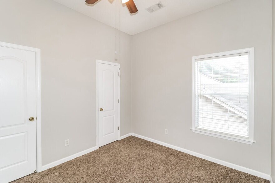 Building Photo - 8725 Rogers Park Ave