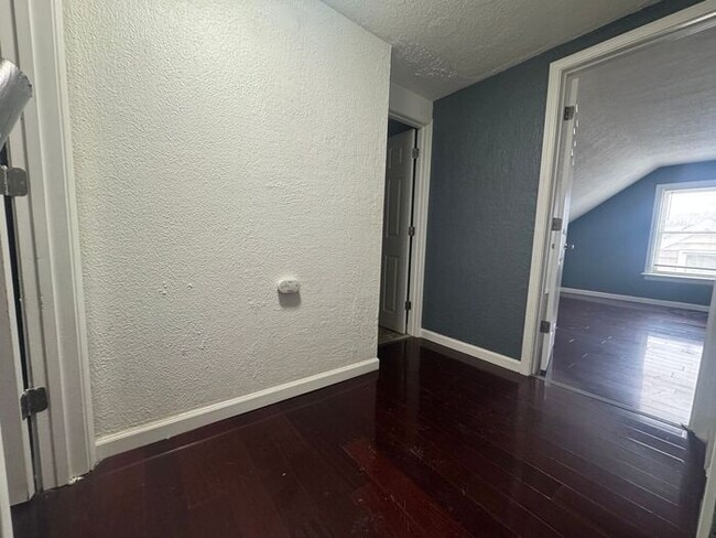 Building Photo - Charming 4bed/2Bath