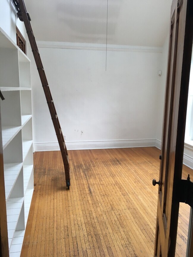 Building Photo - Studio Apartment Loft in historic Whittier neighborhood!