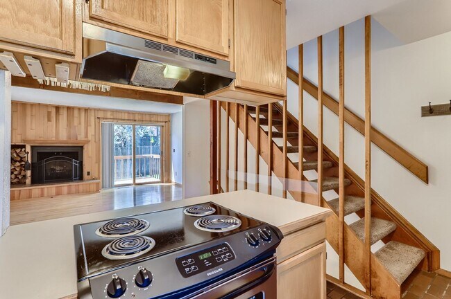 Building Photo - End Unit Townhome with 2 Beds, an Office and Southern Exposure