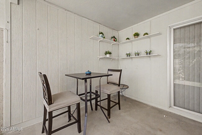 Building Photo - 10454 W Palmeras Dr