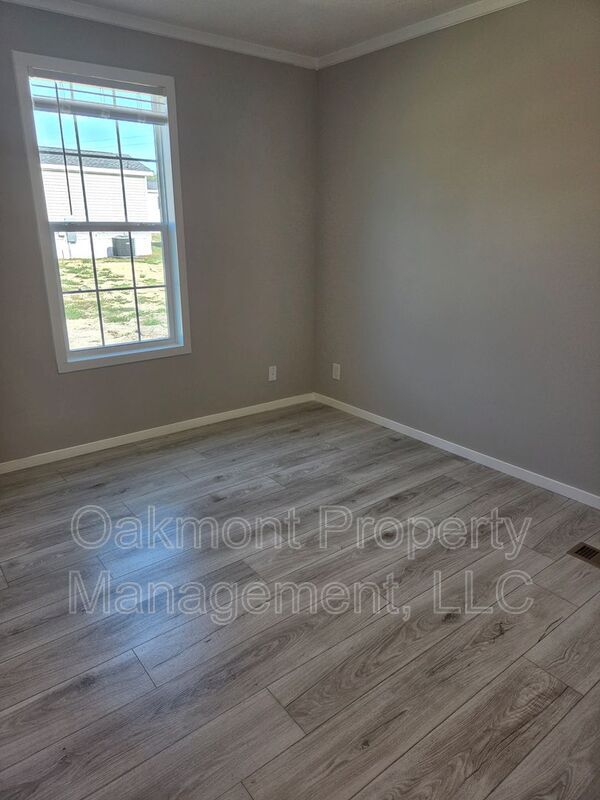 Building Photo - 223 Plum Dr