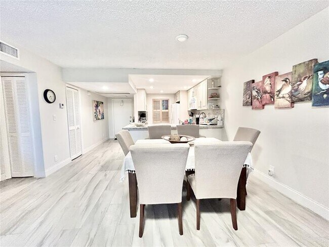 Building Photo - 3800 Oaks Clubhouse Dr