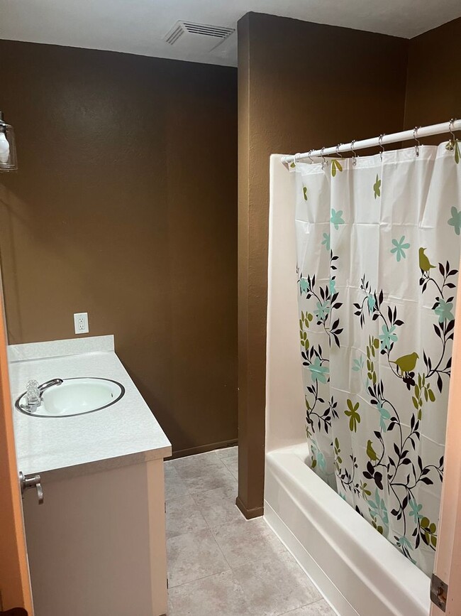 Building Photo - Beautiful 4 Bedroom 3 Bathroom house in Be...