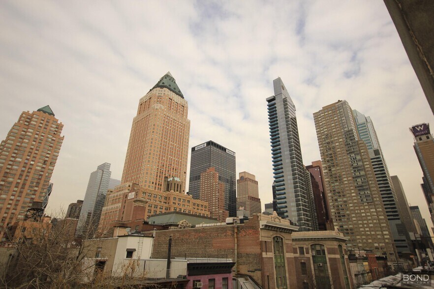 Building Photo - 342 W 47th St