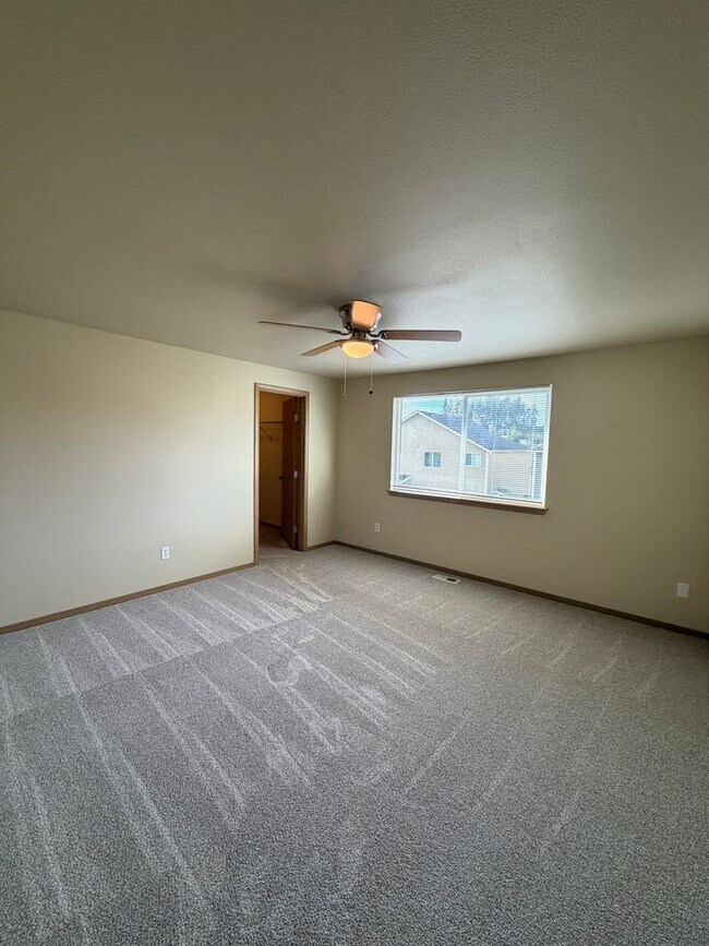 Building Photo - 843 Gina Ct SE