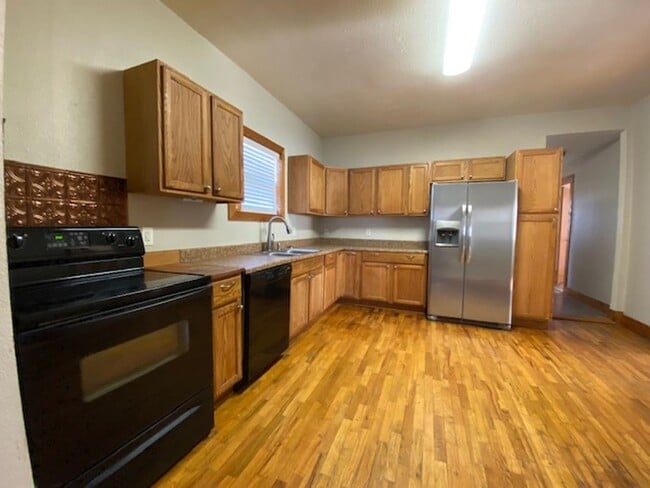 Building Photo - VERY CLEAN AND SPACIOUS 3 BEDROOM 2 BATH H...