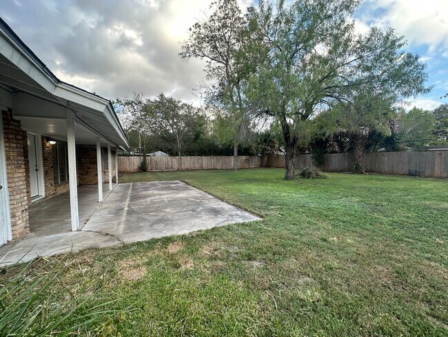 Building Photo - 711 E Locust Ave