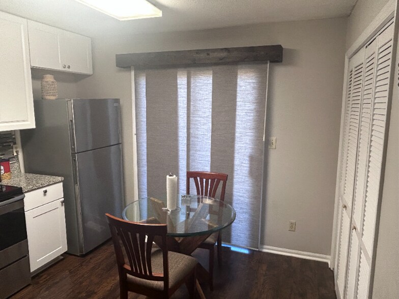 Building Photo - 318 Moir St