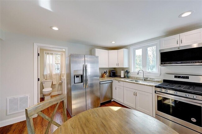 Building Photo - 216 Maple Ave