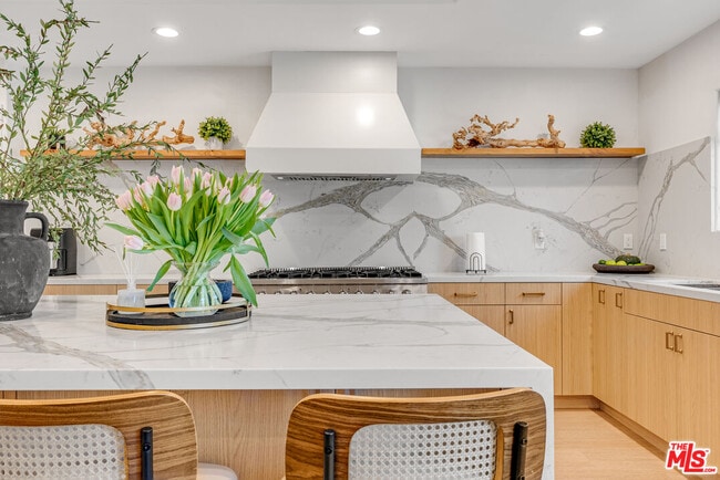 Building Photo - 367 S Oak Ave