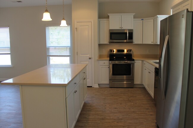 Building Photo - Beautiful Townhome in Wellstone