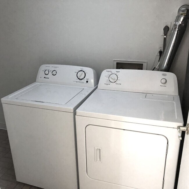 Building Photo - 1 month FREE RENT on 15 month lease OR 1/2 month FREE RENT on 12 month lease