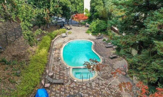 Building Photo - Spacious 1 bedroom 1 bathroom top floor unit in a highly desirable west side location!