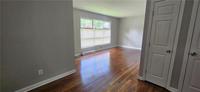 Building Photo - 3042 Santa Monica Dr