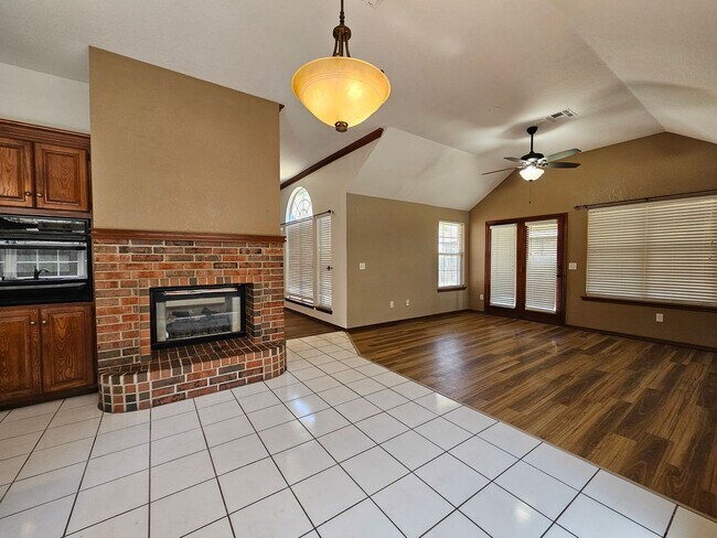 Building Photo - (3) Bed/(2) Bath in West Norman's Castlero...