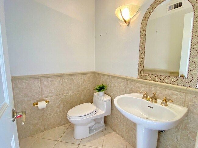 Building Photo - 3-Bedroom Townhome in Prime Calabasas Location