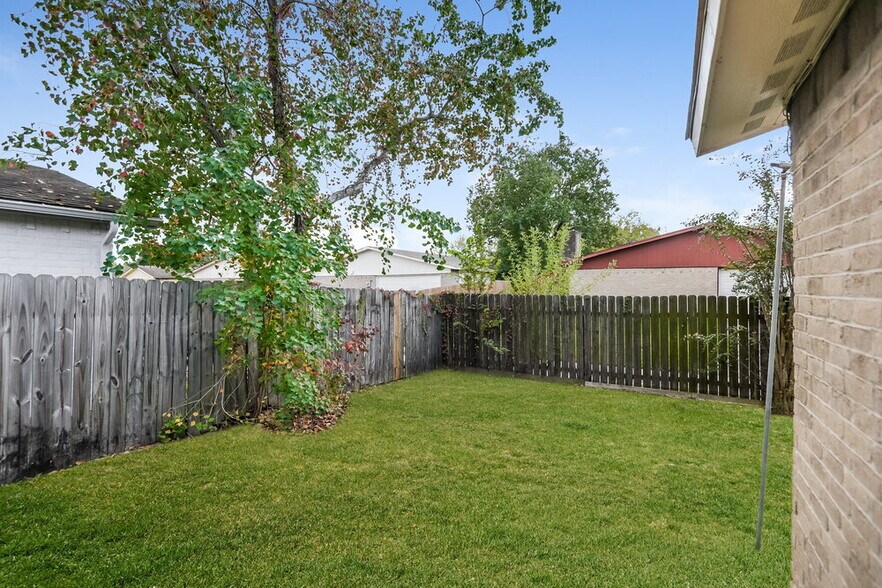 Building Photo - 14606 Leacrest Dr