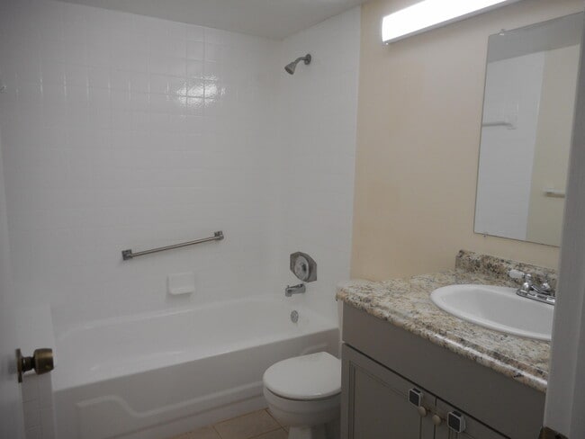 Building Photo - 202 Foxtail Dr