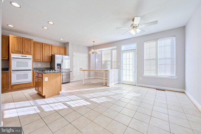 Building Photo - 685 Springhouse Square SE