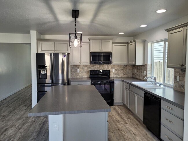 Building Photo - Spacious Home For Everyone!