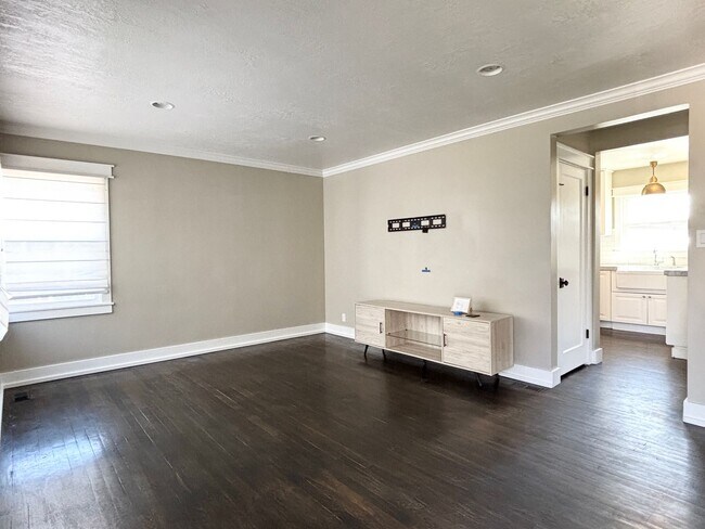 Building Photo - 2054 E Crystal Ave