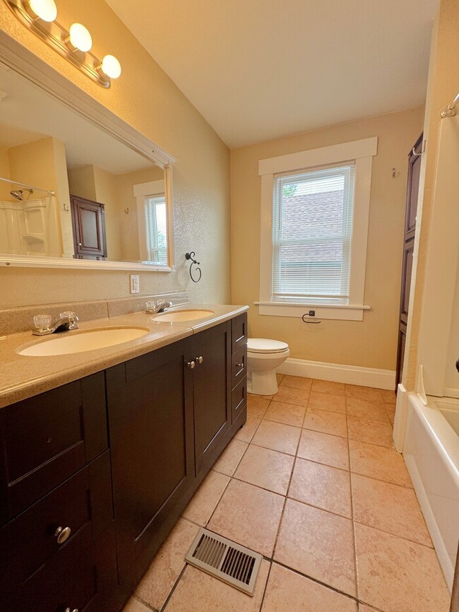 Building Photo - 6 Bedroom on Campus