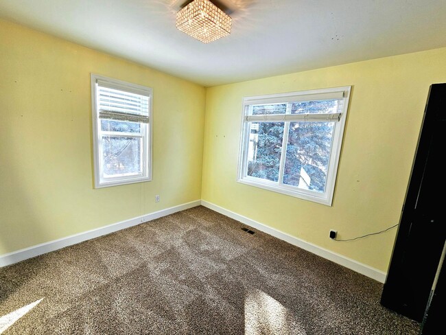 Building Photo - Beautiful 5 Bedroom Home Near the Cherry C...