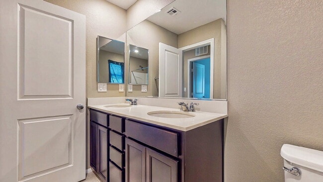 Building Photo - Beautiful 4-bedroom, 3-bath home with a loft.